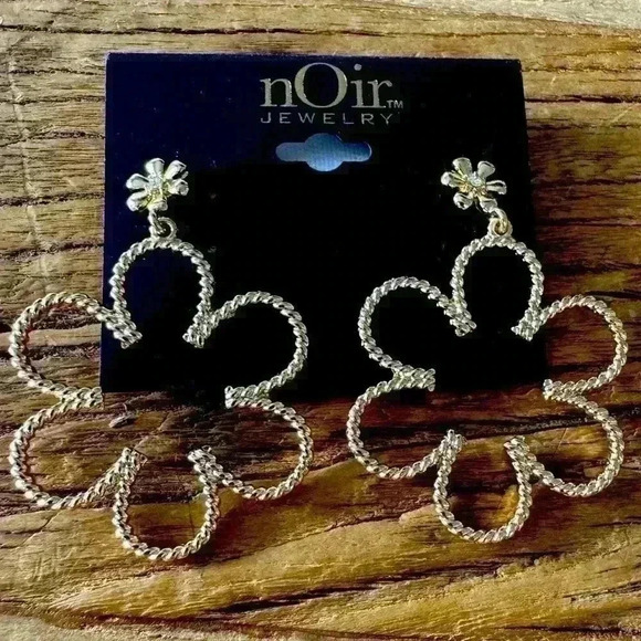 Darling NOir Gold Flower Earrings ~ NEW! - Picture 1 of 2